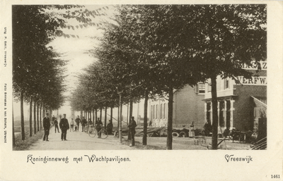 15034 Gezicht in de Koninginnenweg met bebouwing en rijen loofbomen te Vreeswijk uit het oosten; met rechts de ...